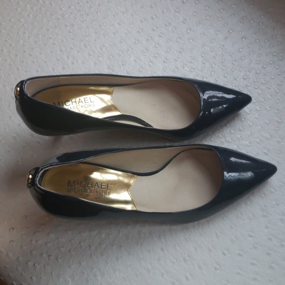 Navy Michael Kors patent leather pumps